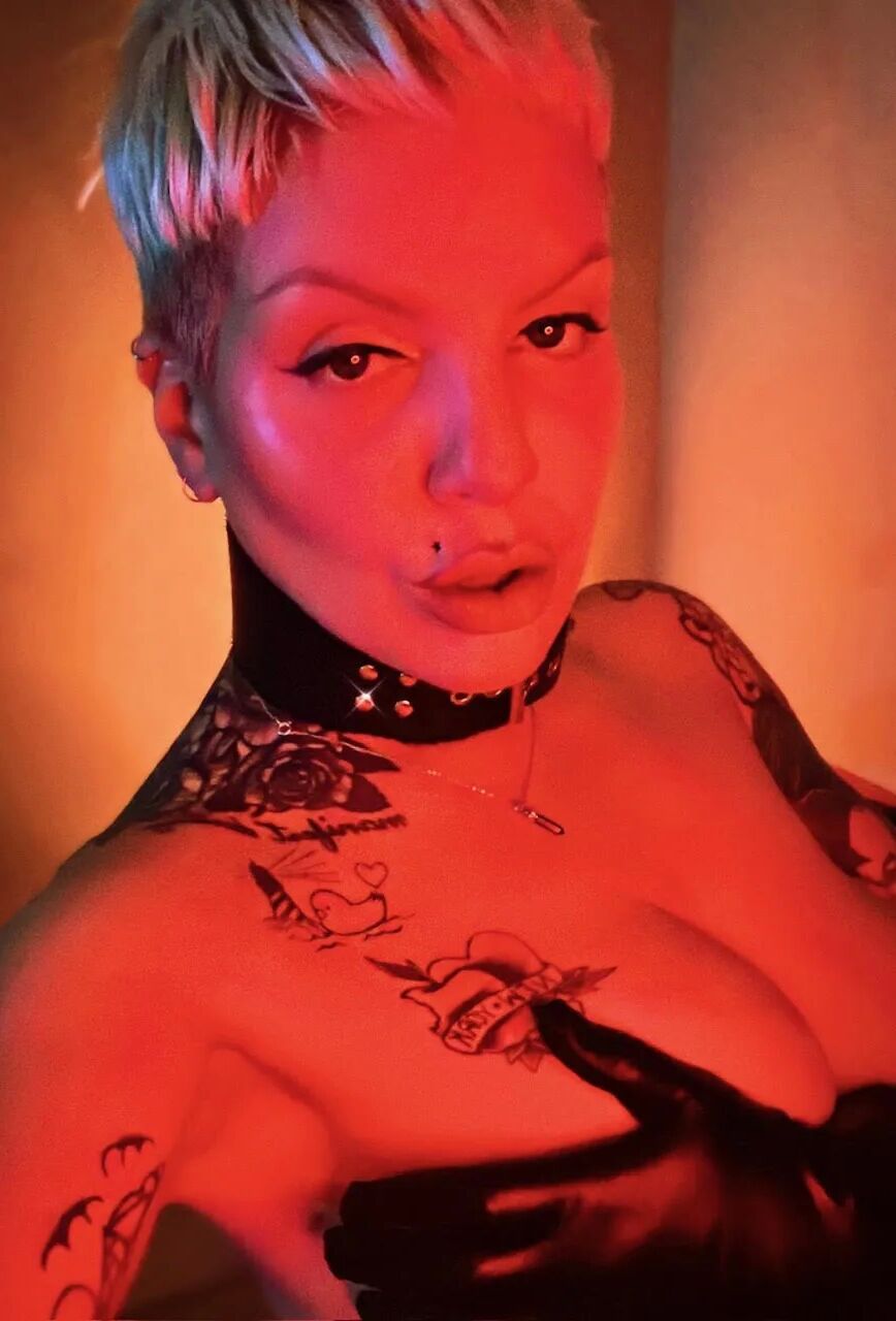 THE LADY VYV - 9 Pics