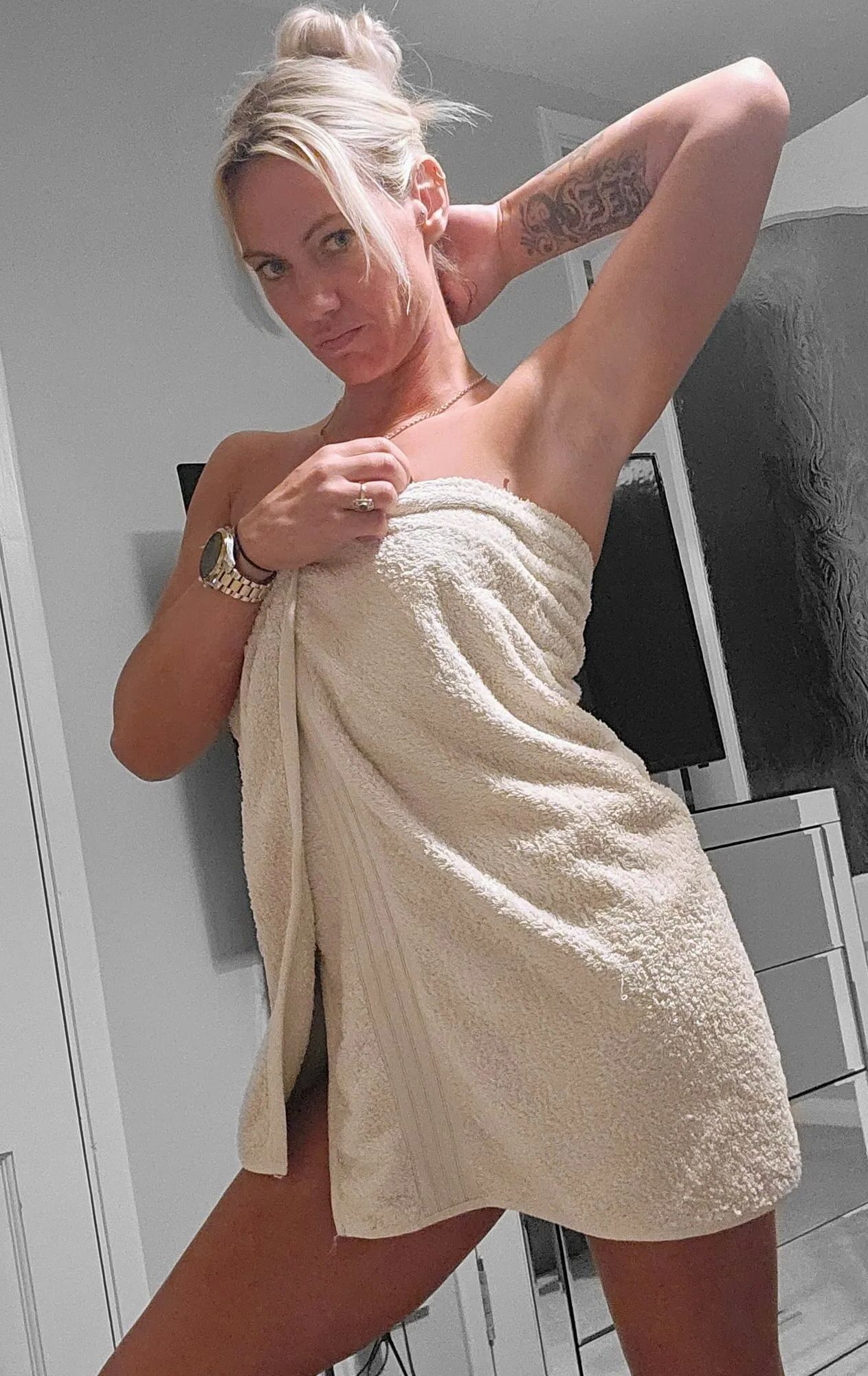 Amateur Blonde milf teases - 14 Pics