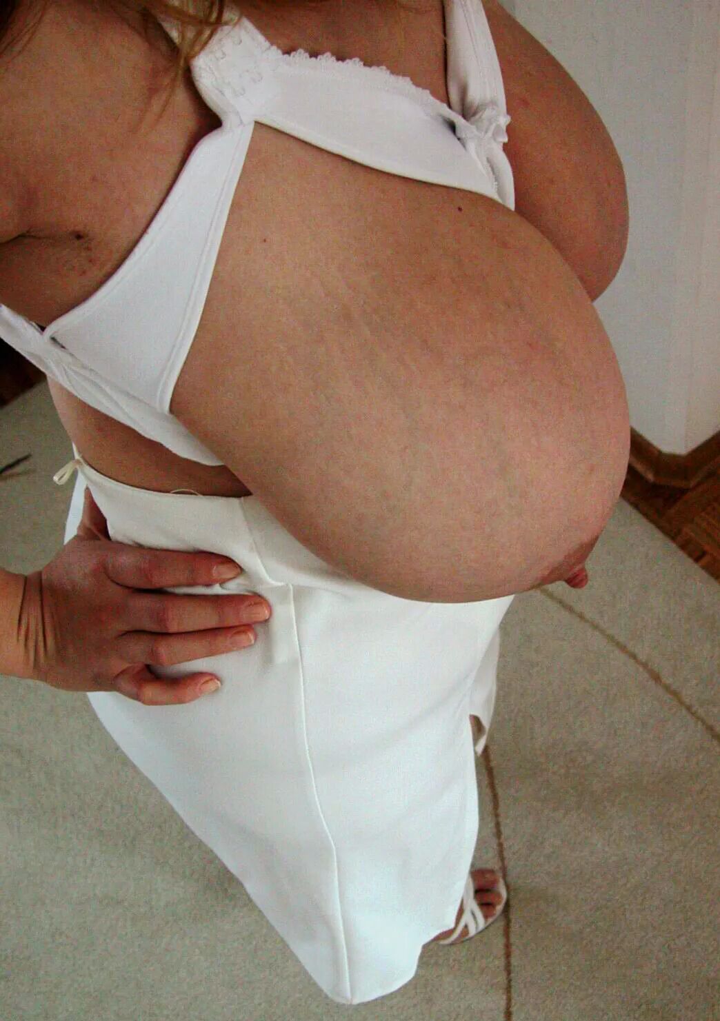 セクシーなヒール、裸の靴下、パンストで覆われた妻のマンコ - 30 Pics