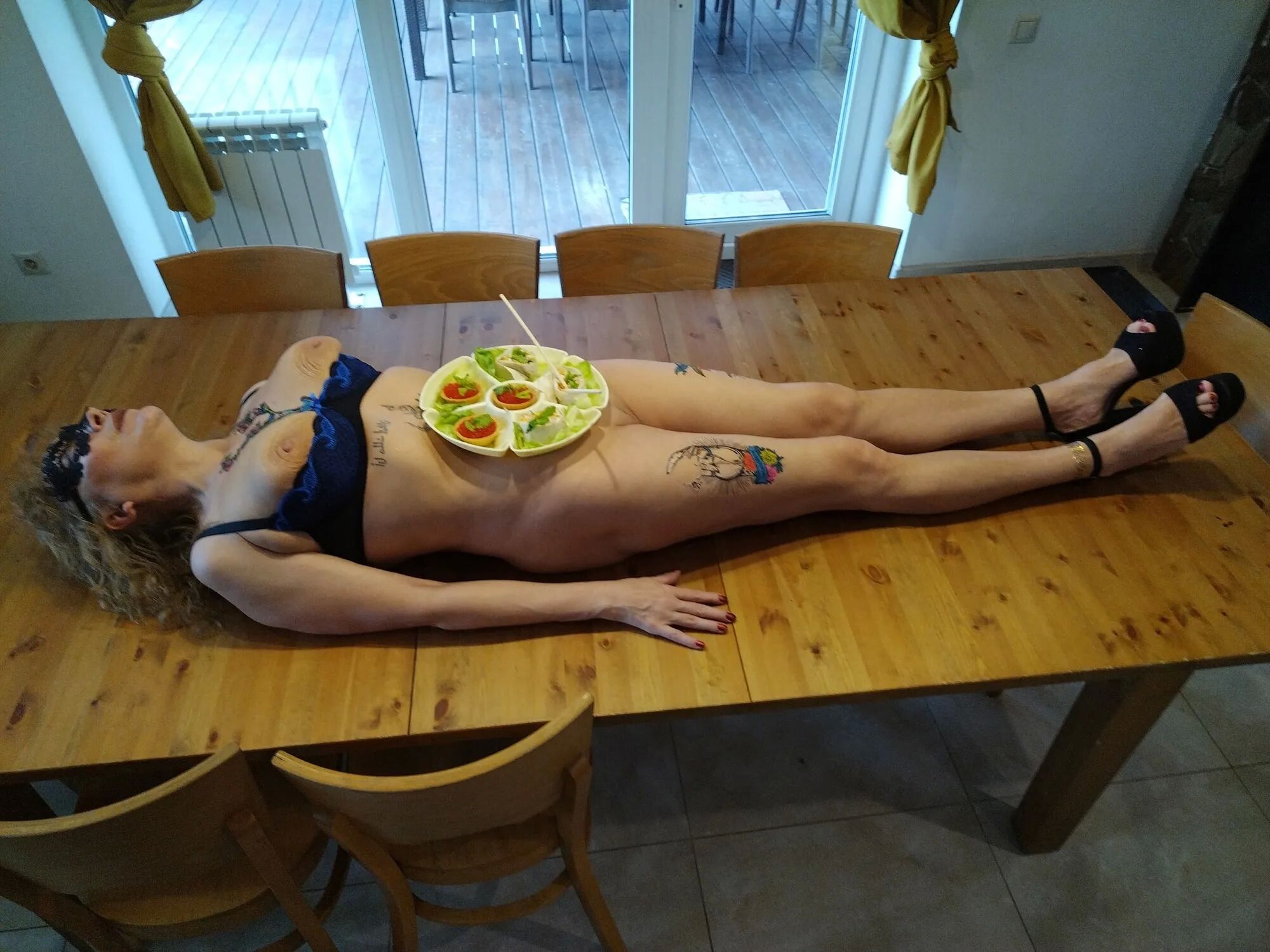 Nyotaimori session for beauty mom - 11 Pics