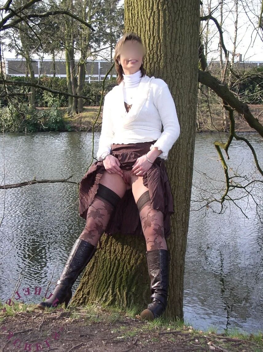 Flashing in the park and sucking at home - 34 Pics