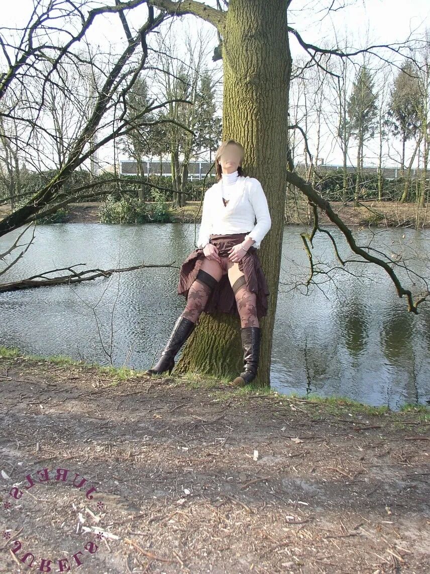 Flashing in the park and sucking at home - 34 Pics