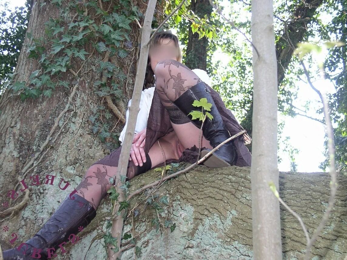 Flashing in the park and sucking at home - 34 Pics