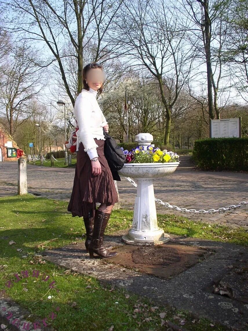 Flashing in the park and sucking at home - 34 Pics