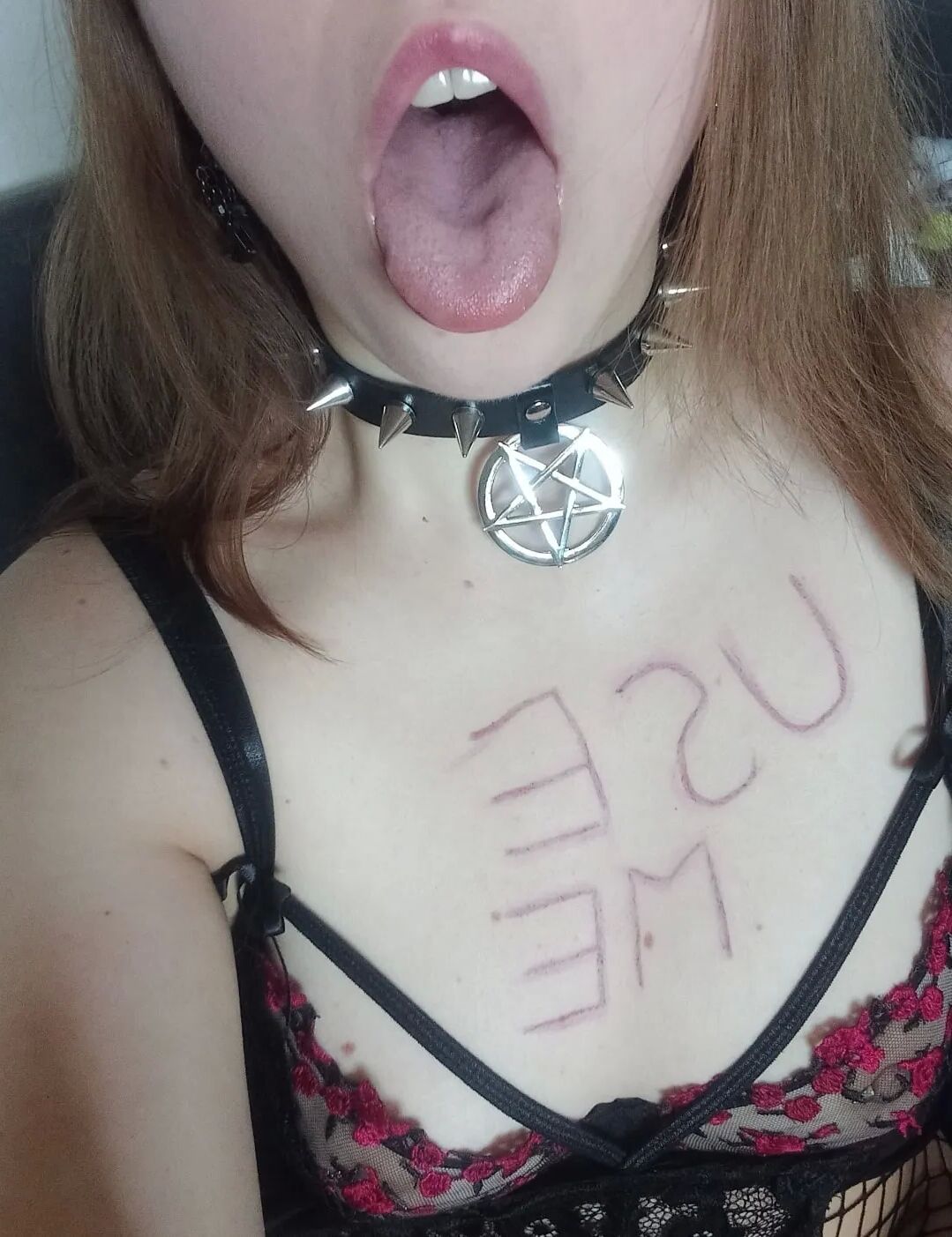 Teen goth slut shows of her body, asking to be used - 29 Pics