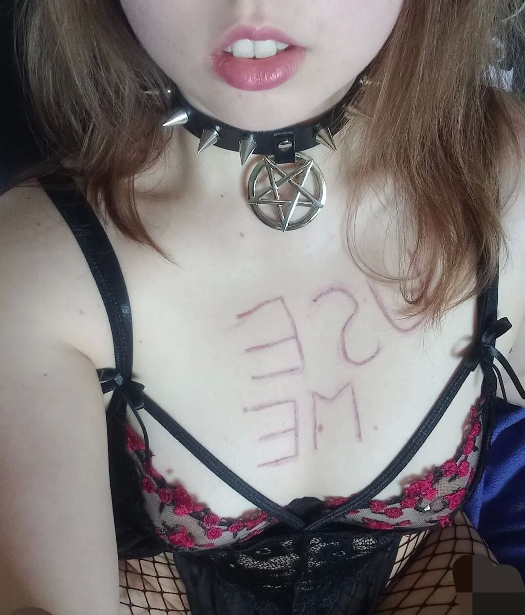 Teen goth slut shows of her body, asking to be used - 29 Pics