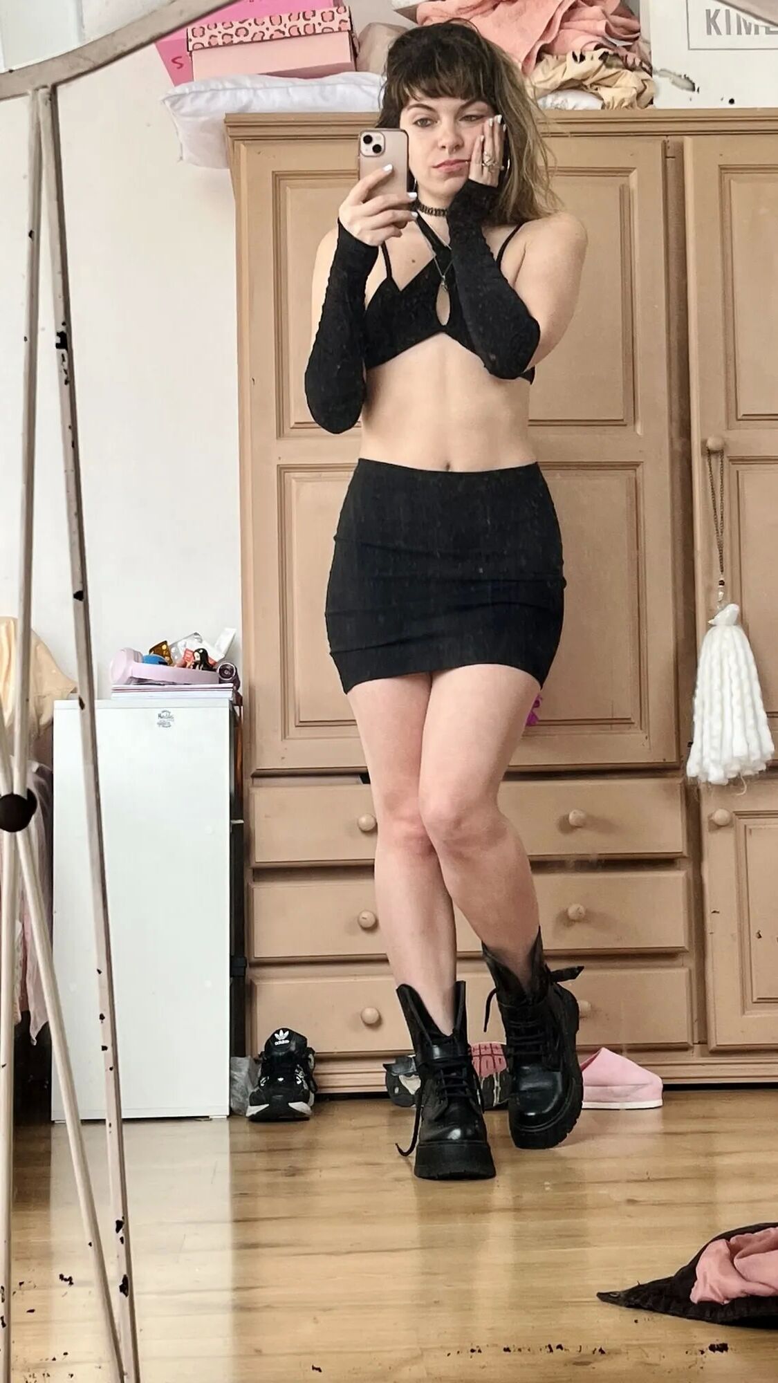 Hot outfit for today's shoot - 6 Pics