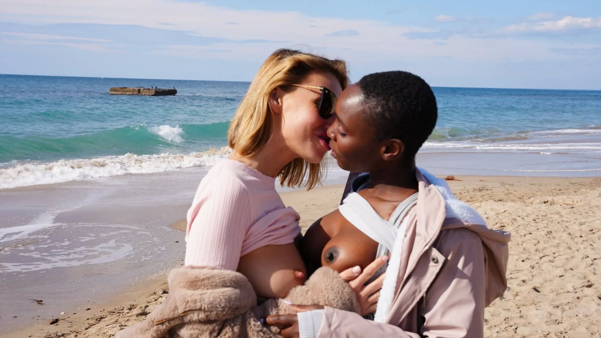 Owiaks Meet Zaawaadi for Interracial Threesome - 6 Pics