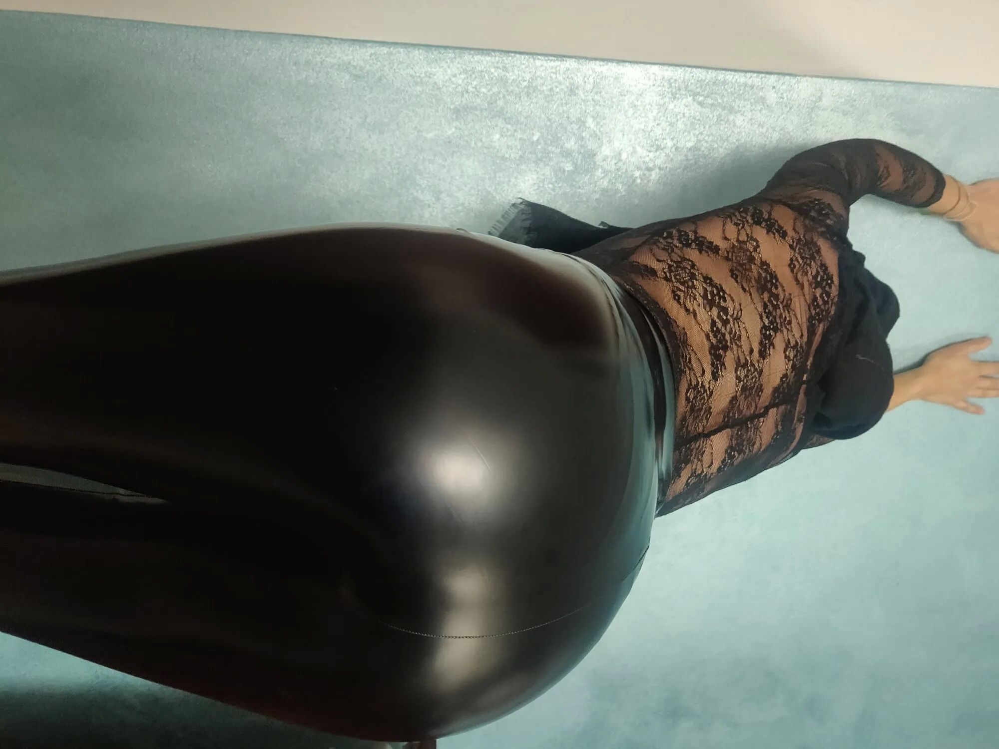 Real couple in a fetish game - 18 Pics