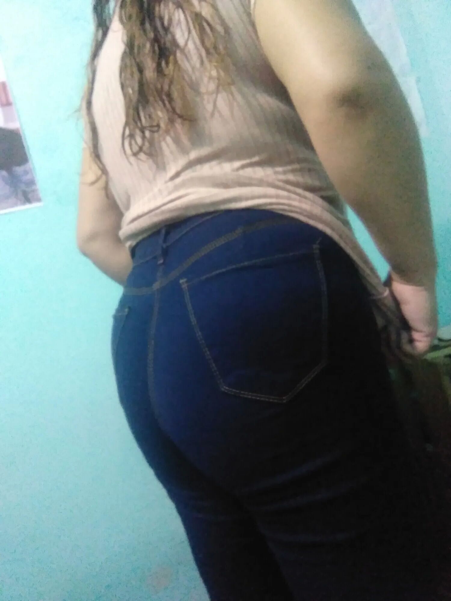 Pack 28 : she tries on a jean and shows her tits - 11 Pics