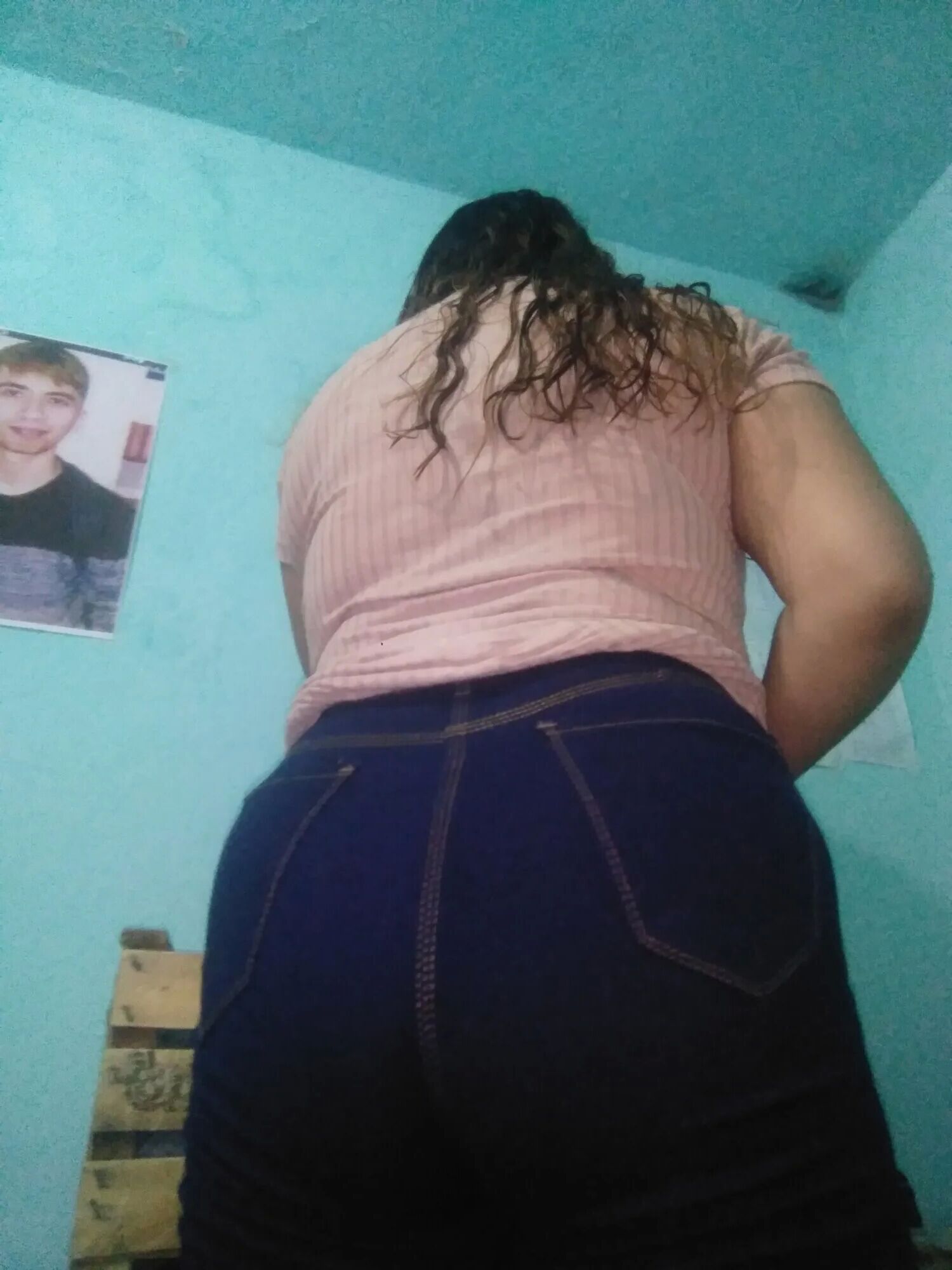 Pack 28 : she tries on a jean and shows her tits - 11 Pics