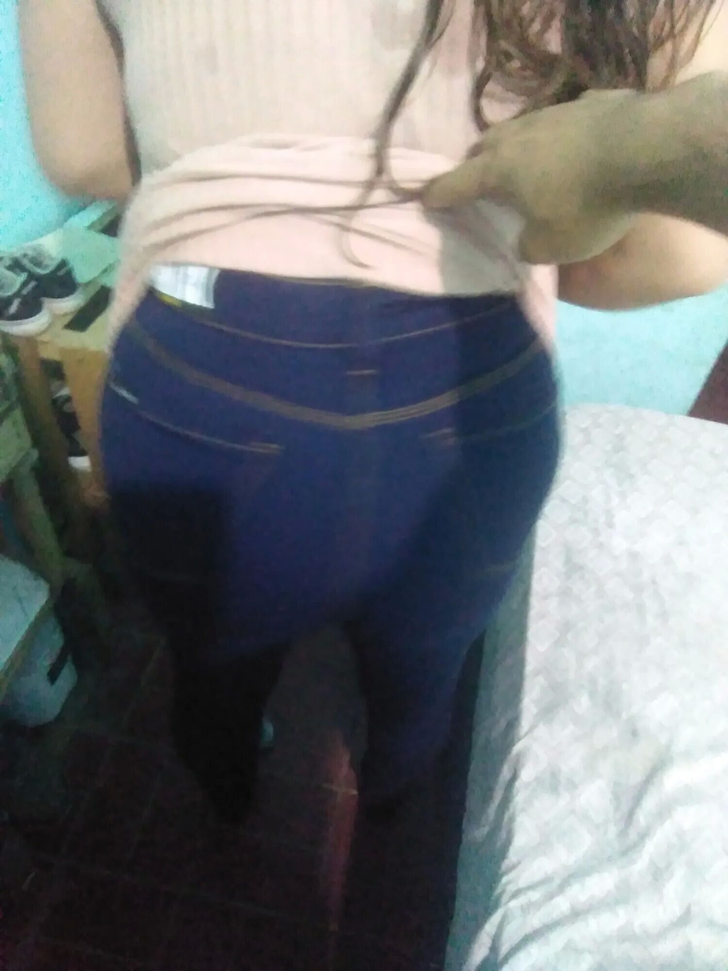 Pack 28 : she tries on a jean and shows her tits - 11 Pics