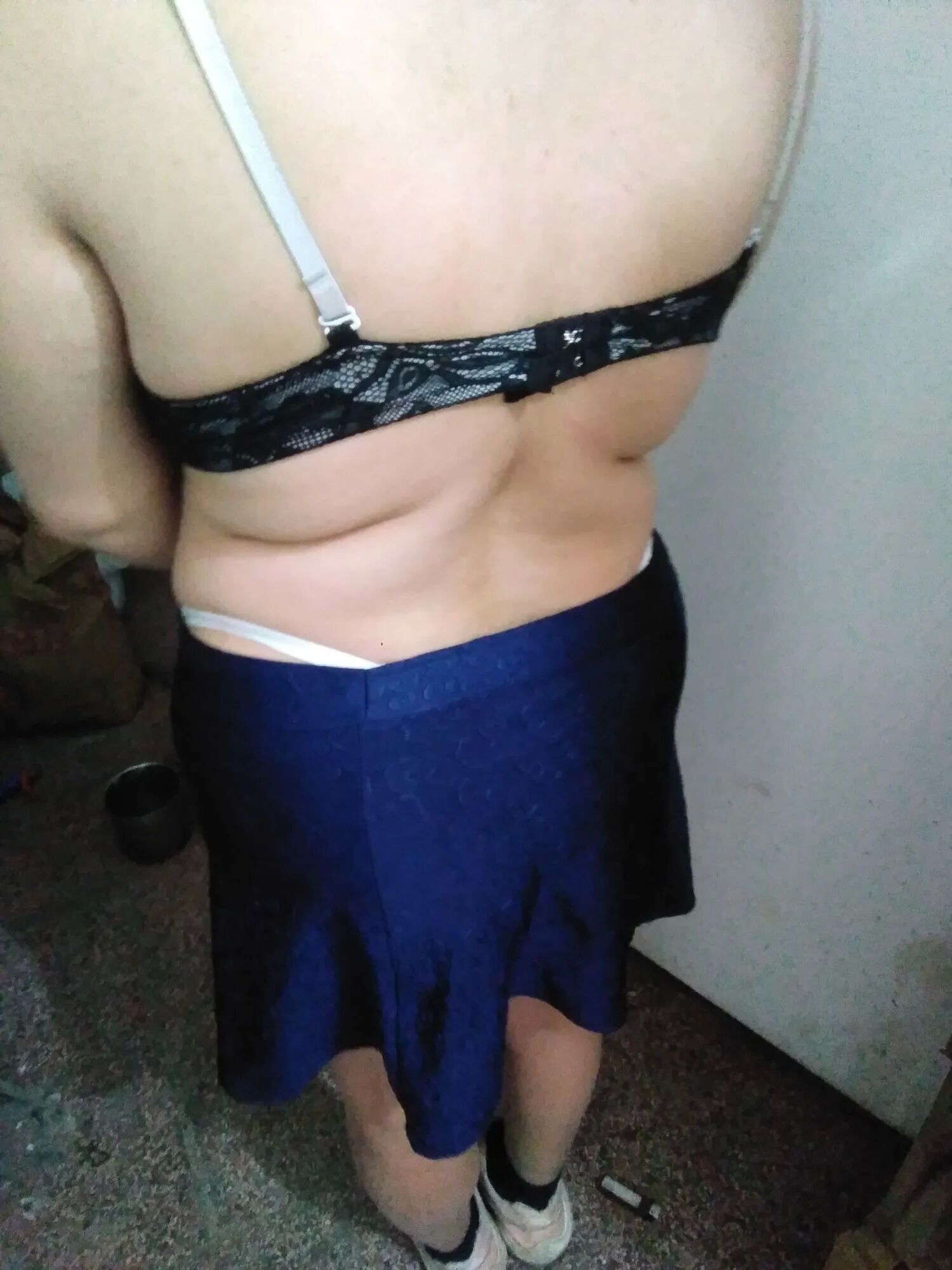 Pack 23: Se prueba una pollera y se desnuda - 46 Pics