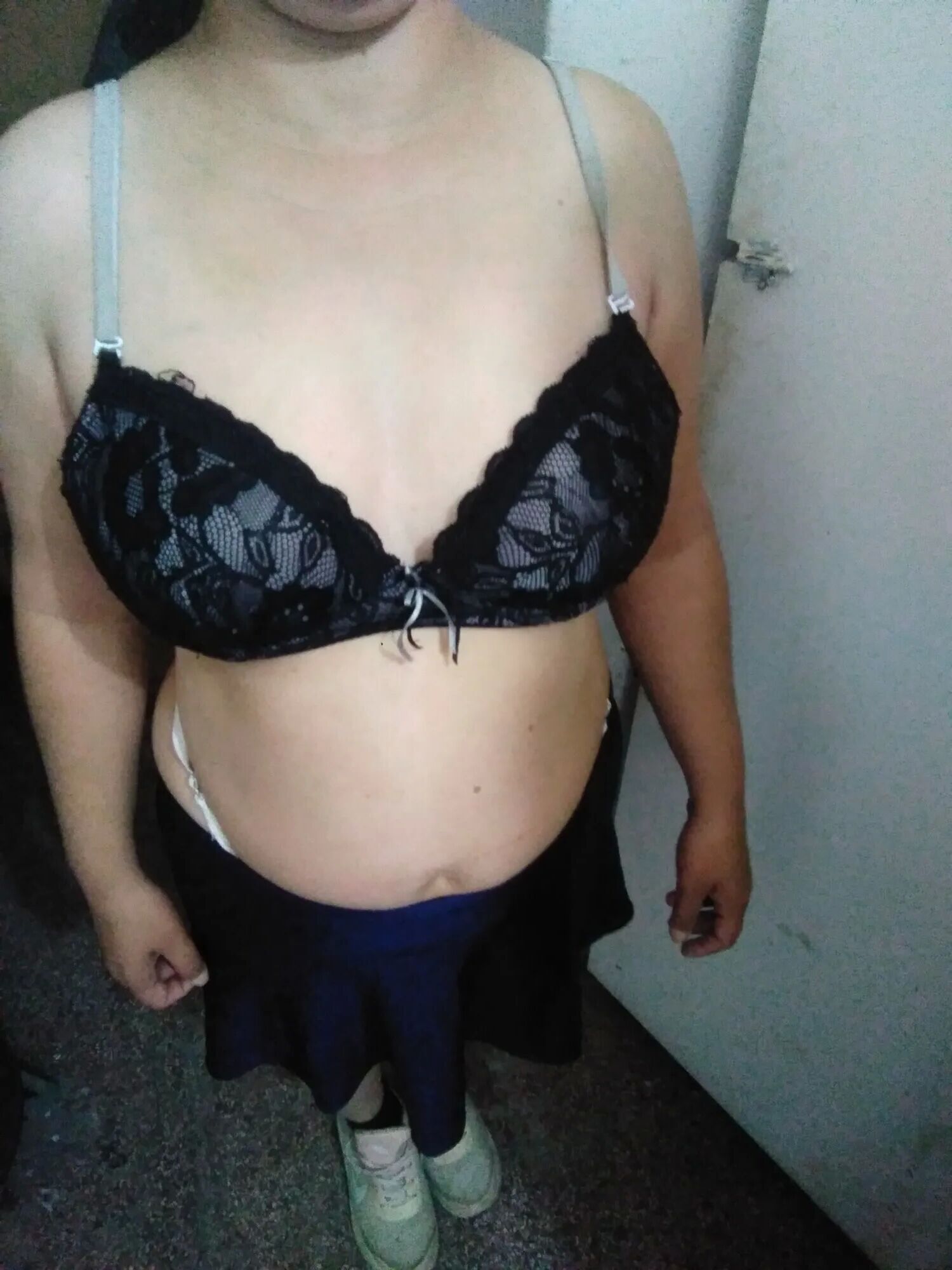 Pack 23: Se prueba una pollera y se desnuda - 46 Pics