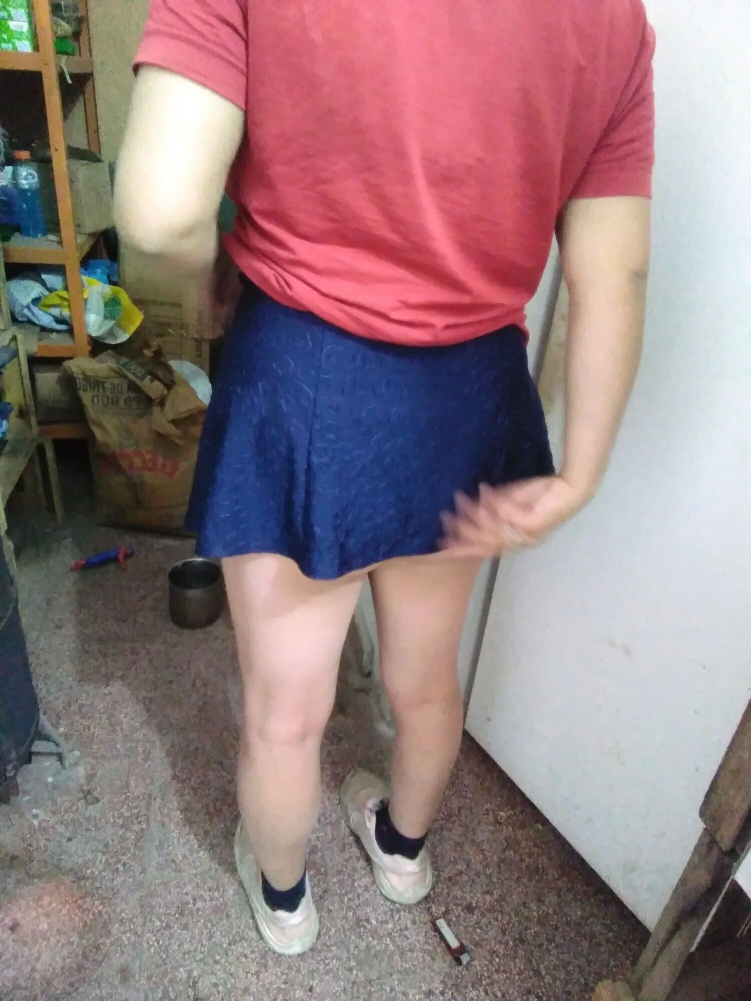 Pack 23: Se prueba una pollera y se desnuda - 46 Pics