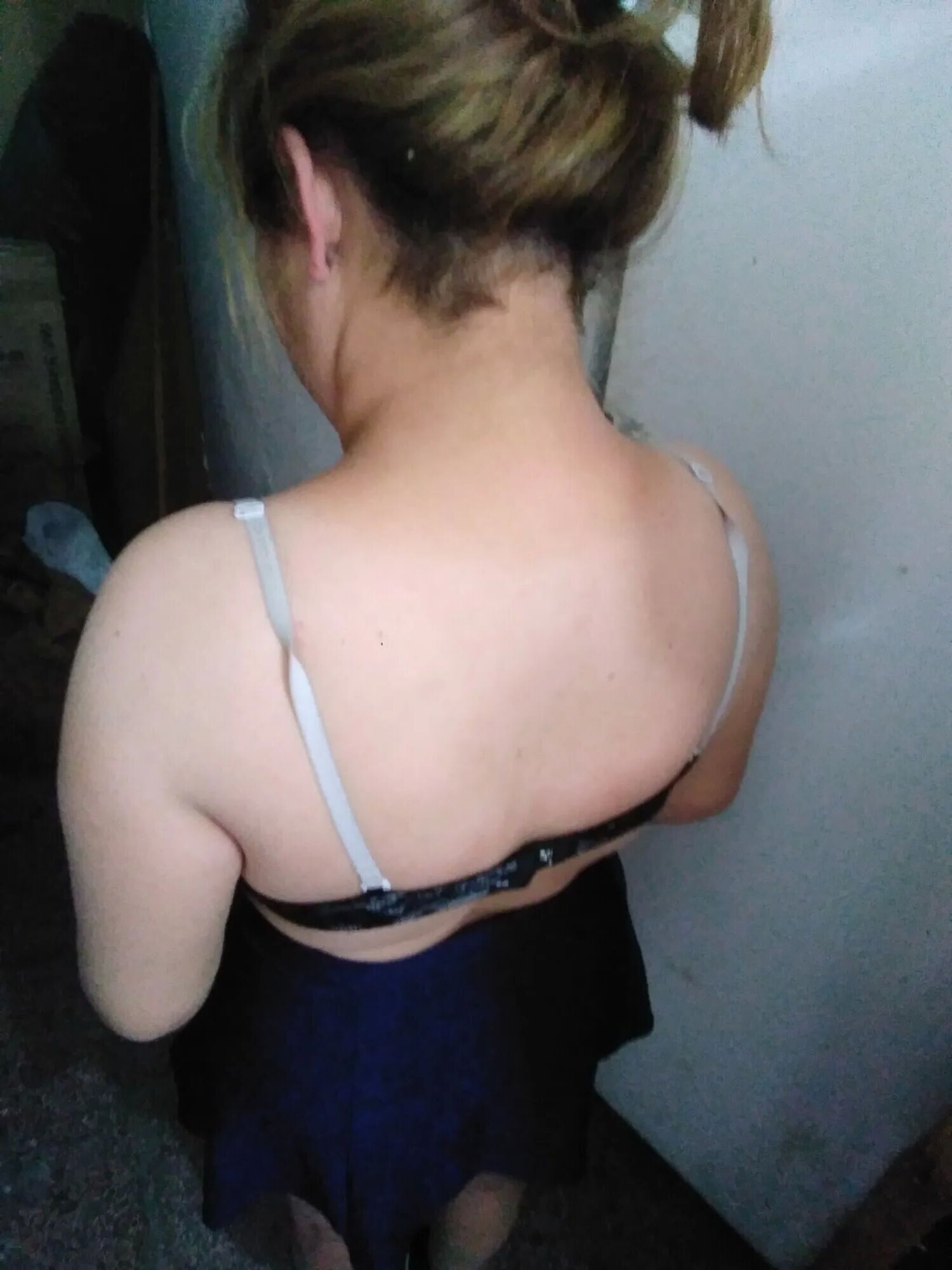 Pack 23: Se prueba una pollera y se desnuda - 46 Pics