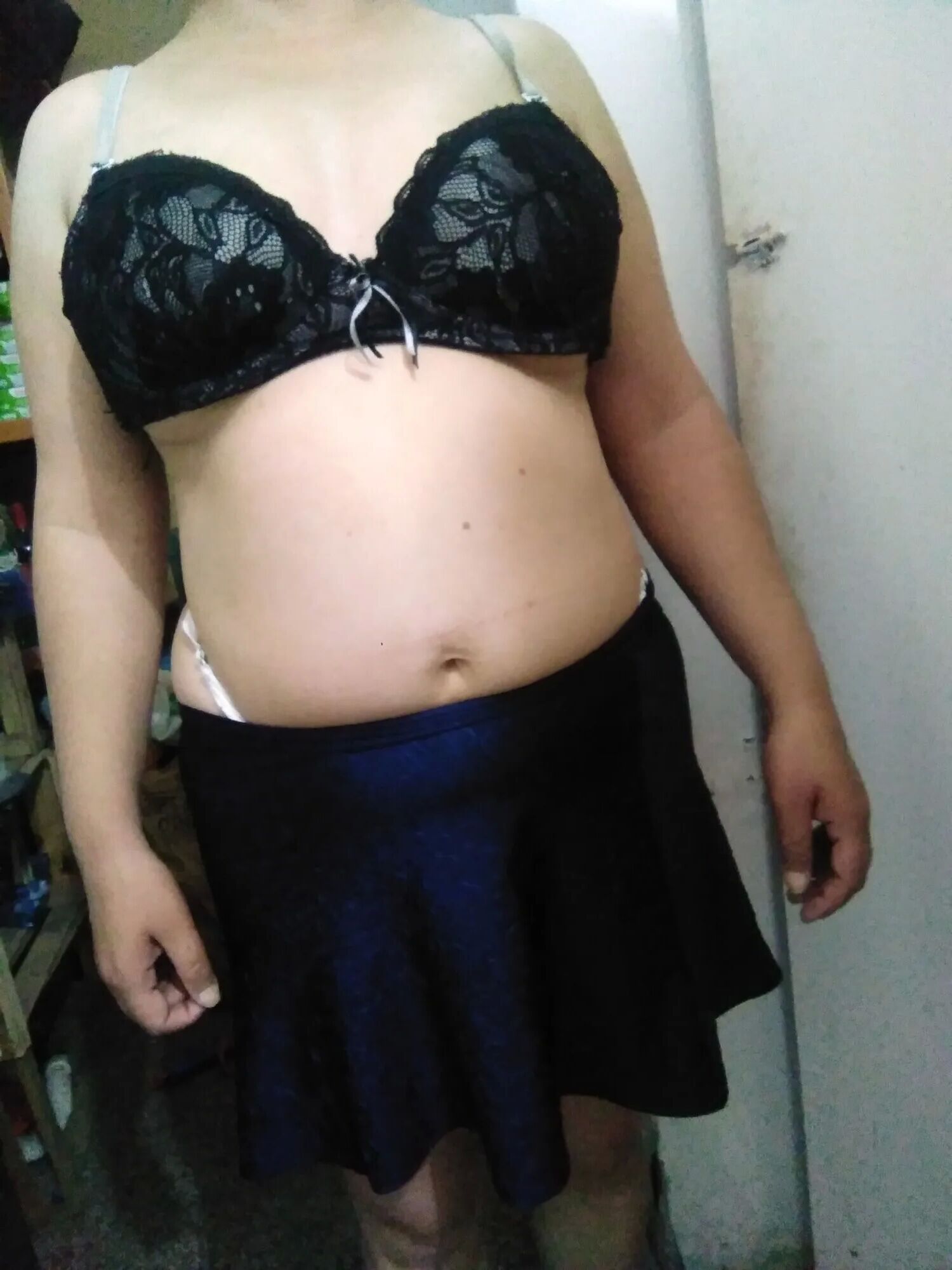 Pack 23: Se prueba una pollera y se desnuda - 46 Pics