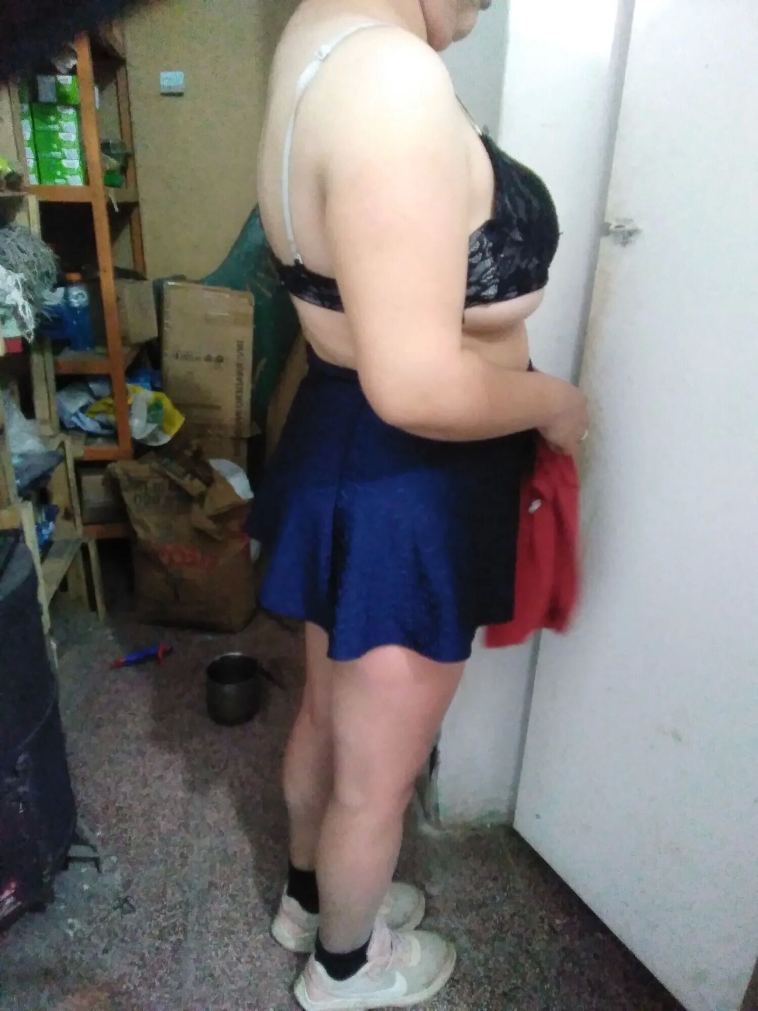Pack 23: Se prueba una pollera y se desnuda - 46 Pics