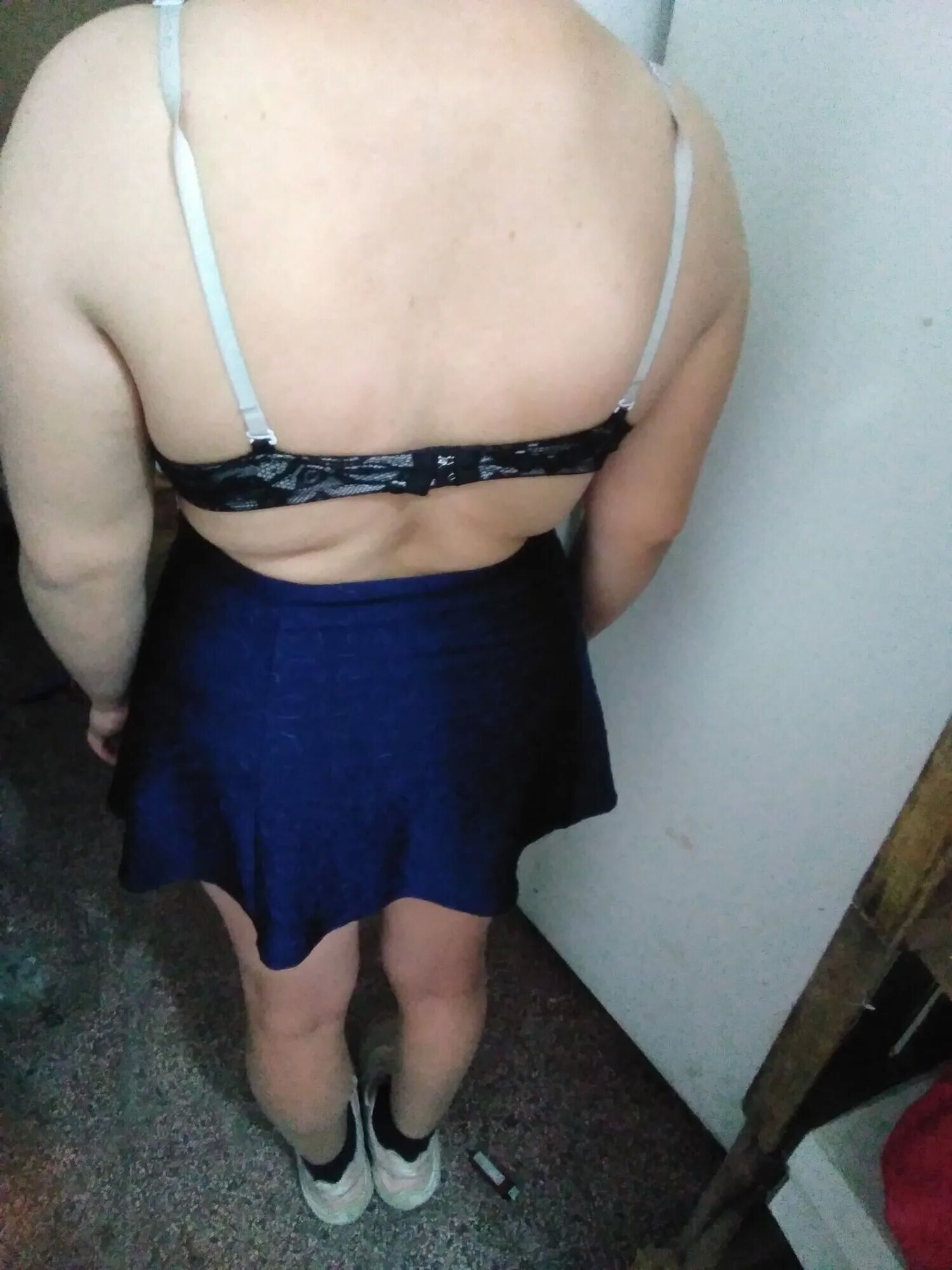 Pack 23: Se prueba una pollera y se desnuda - 46 Pics