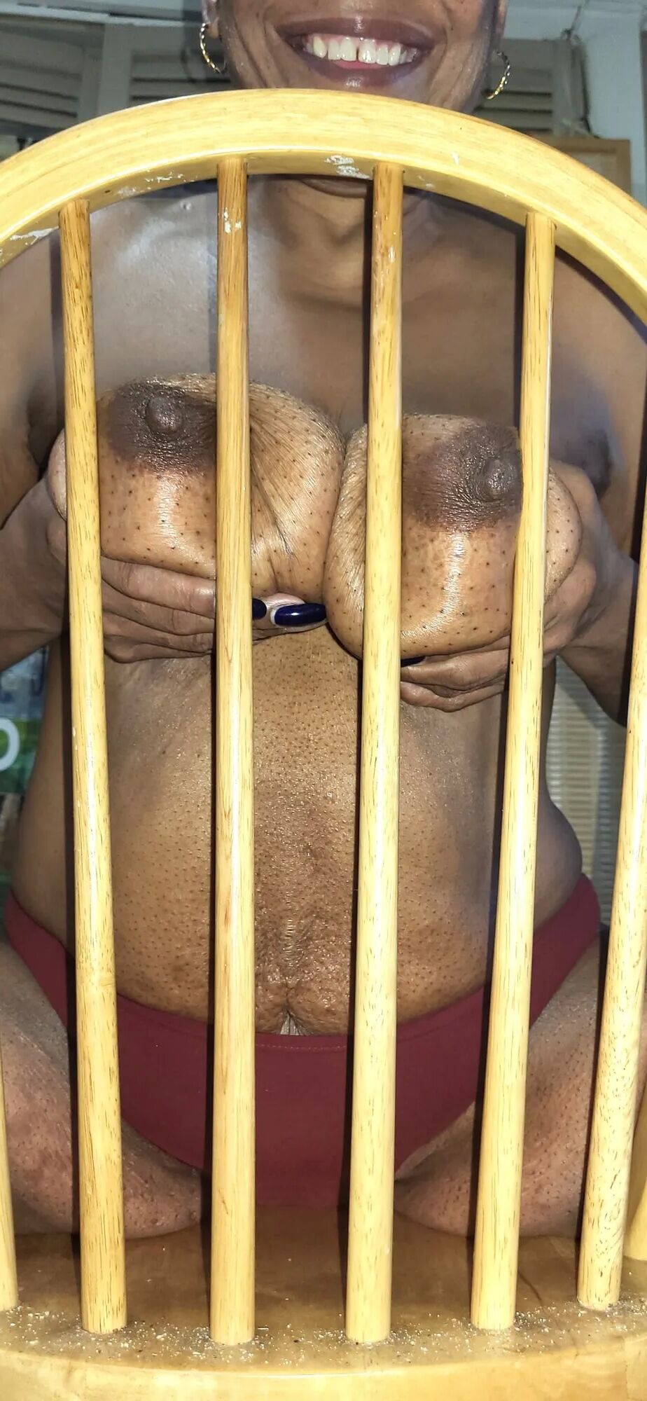 Tits in a chair - 8 Pics