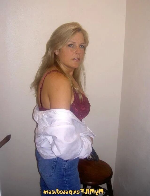 My MILF Exposed - My hot sexy wife ready to go - 21 Pics