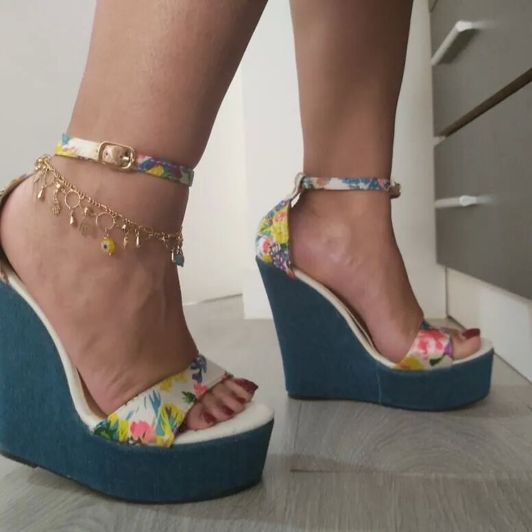 Feet and heels - 27 Pics