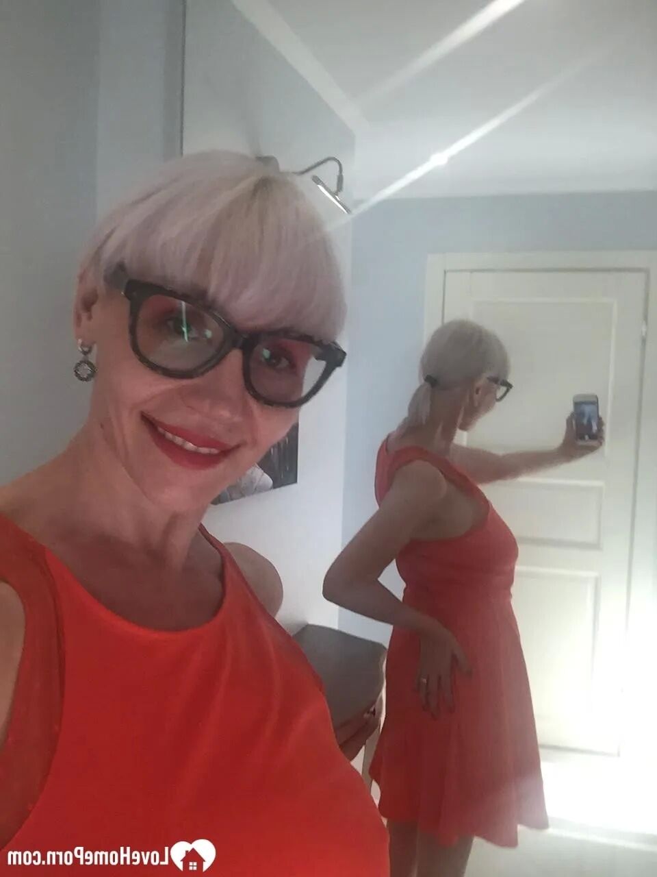 MILF with sunglasses reveals her hot figure - 18 Pics