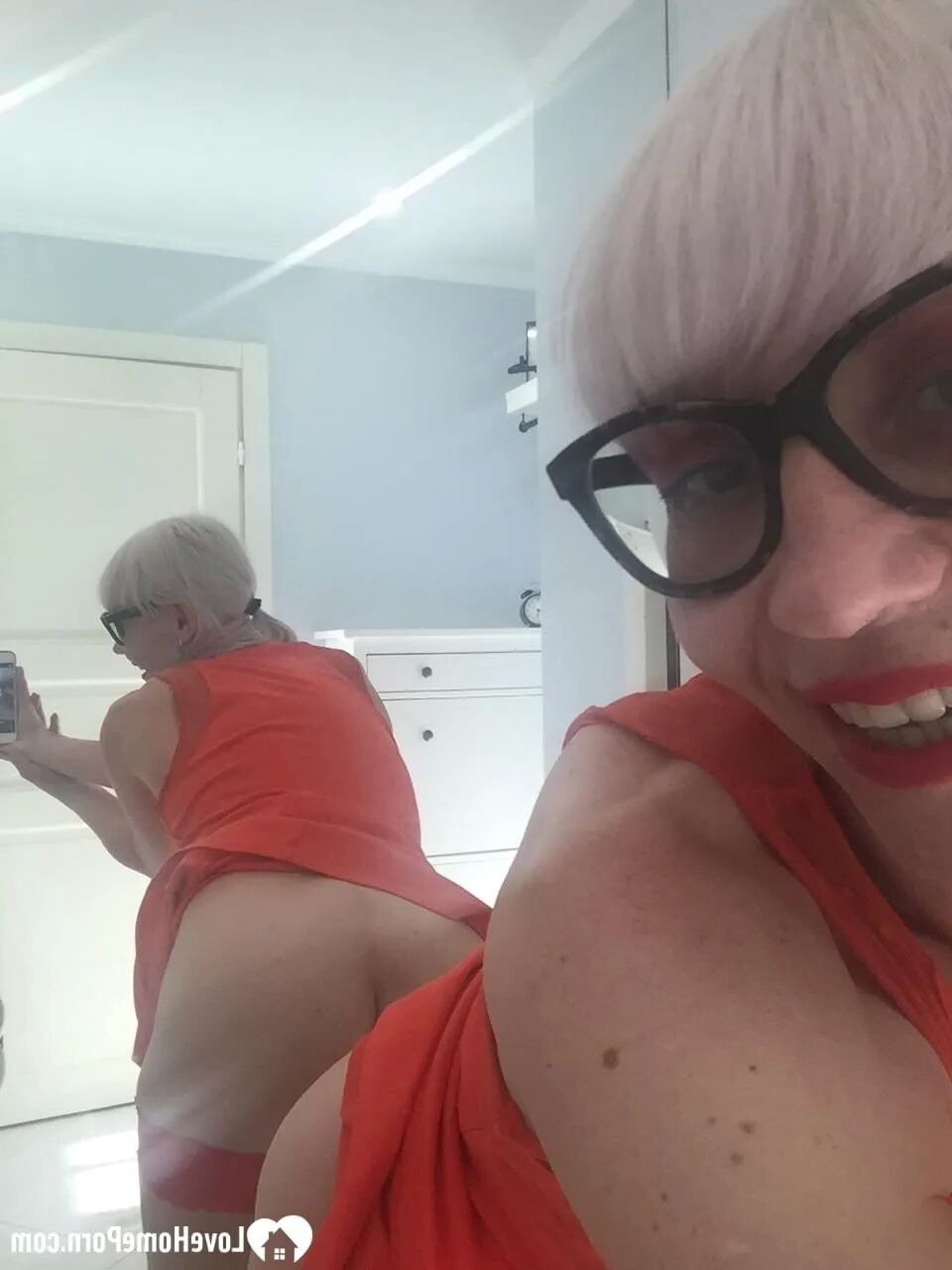 MILF with sunglasses reveals her hot figure - 18 Pics