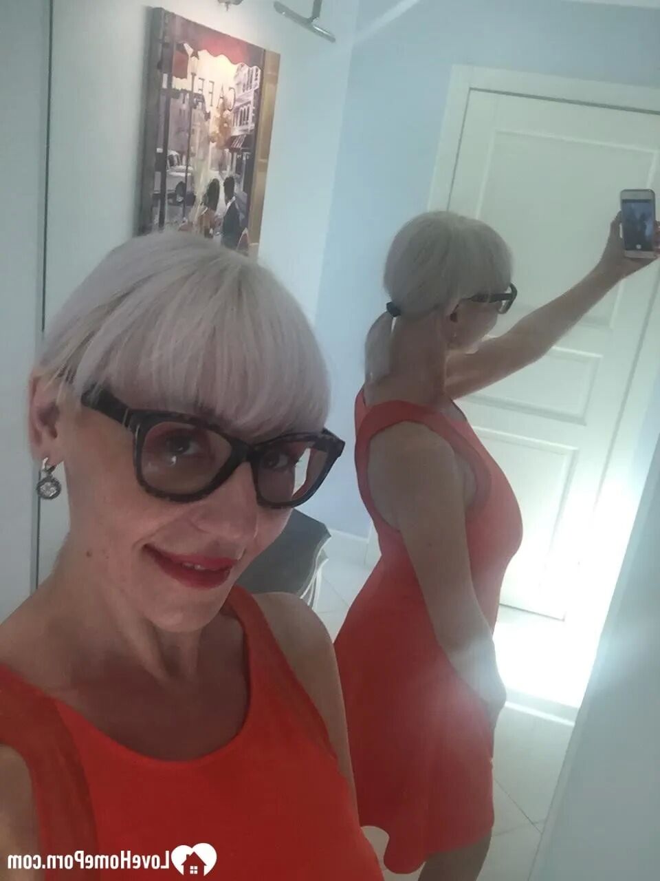 MILF with sunglasses reveals her hot figure - 18 Pics