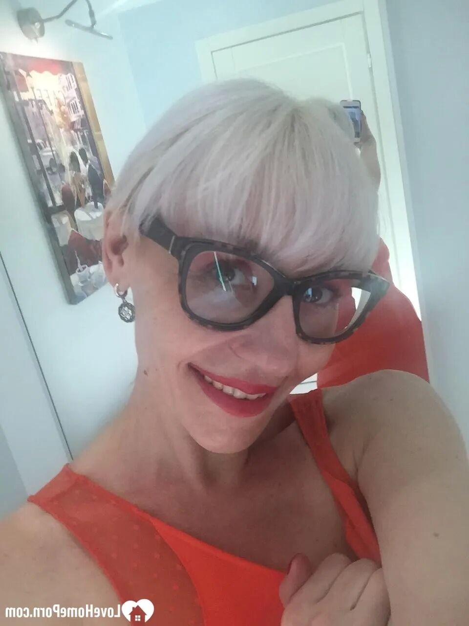 MILF with sunglasses reveals her hot figure - 18 Pics
