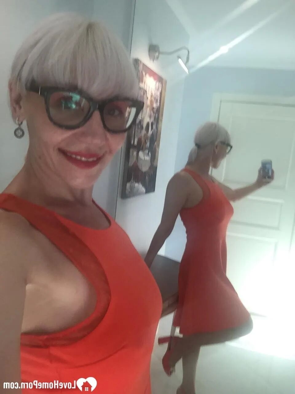 MILF with sunglasses reveals her hot figure - 18 Pics