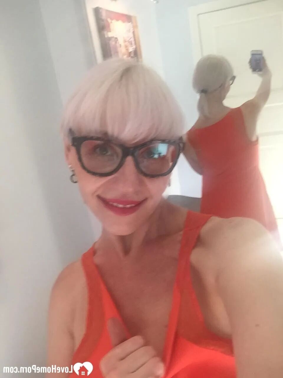 MILF with sunglasses reveals her hot figure - 18 Pics