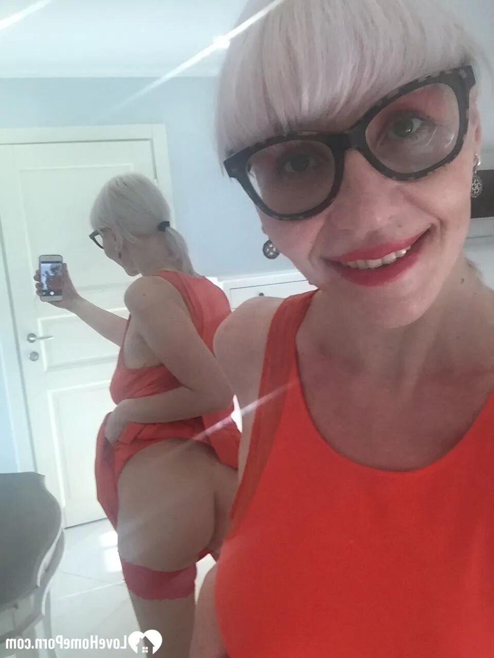 MILF with sunglasses reveals her hot figure - 18 Pics
