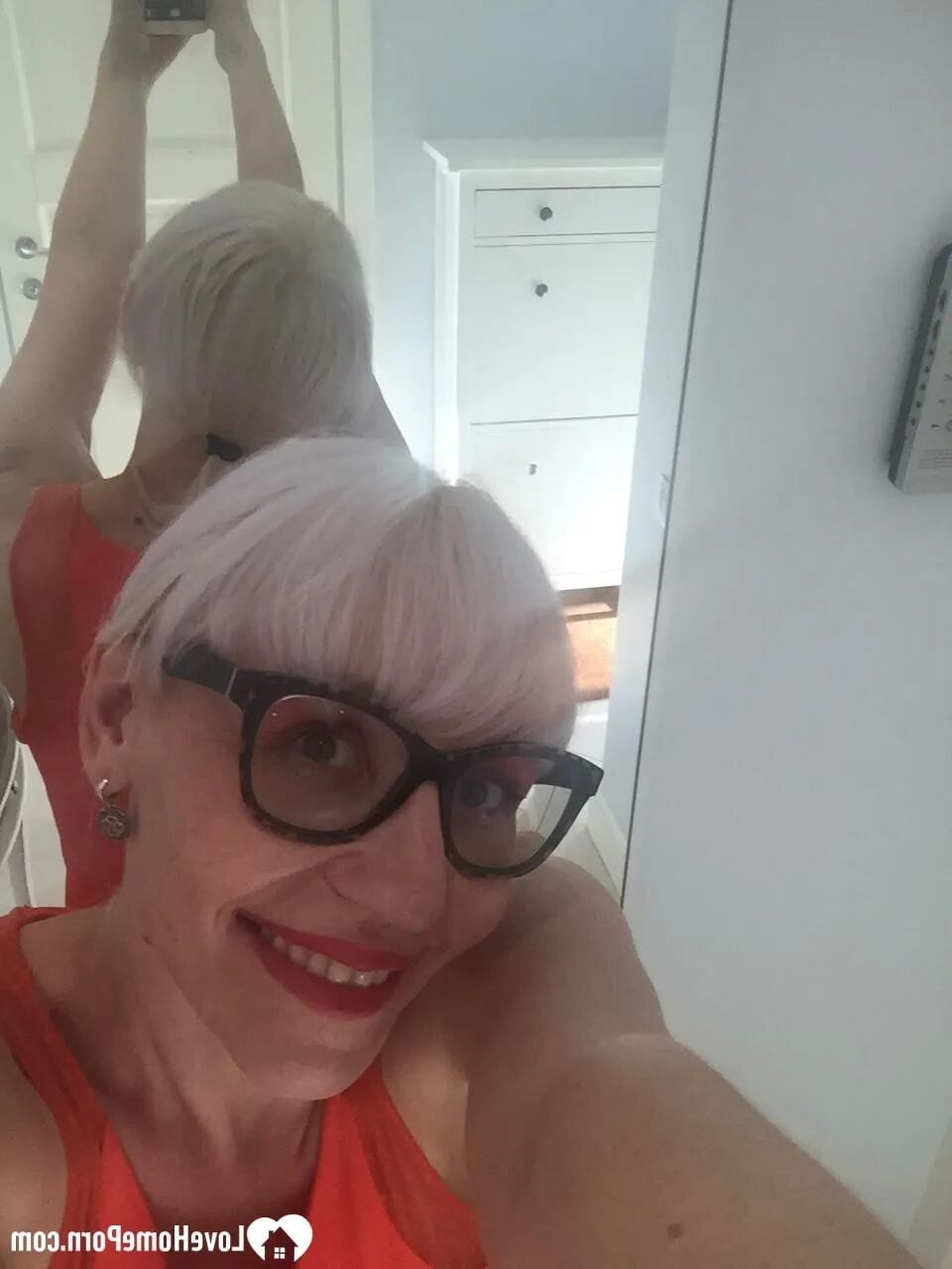 MILF with sunglasses reveals her hot figure - 18 Pics