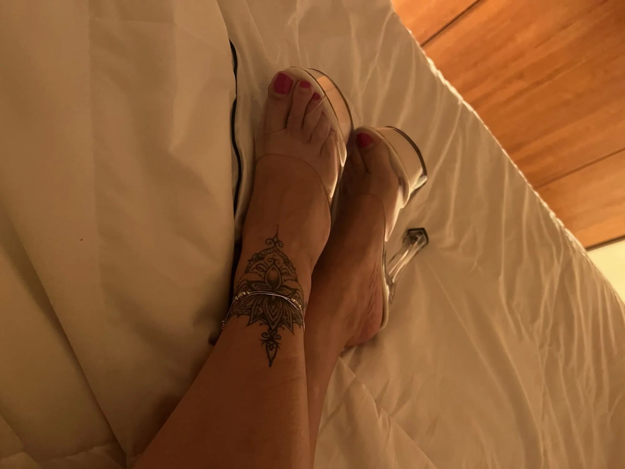 My wife sexy feet - 24 Pics