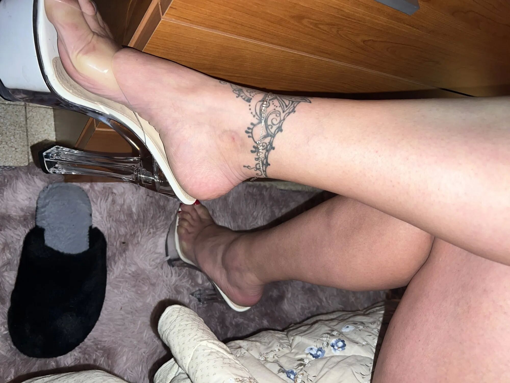 My wife sexy feet - 24 Pics