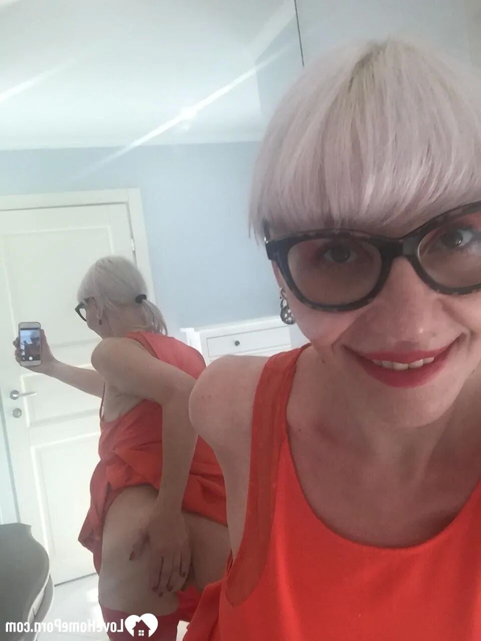 MILF with sunglasses reveals her hot figure - 18 Pics