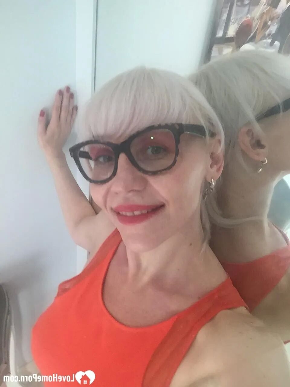MILF with sunglasses reveals her hot figure - 18 Pics
