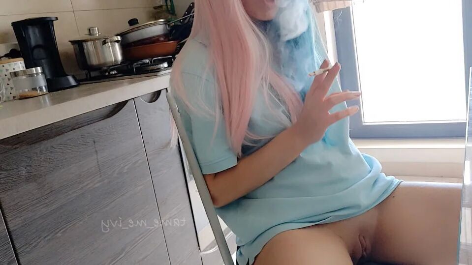 Egirl no panties smoking in the kitchen - 11 Pics