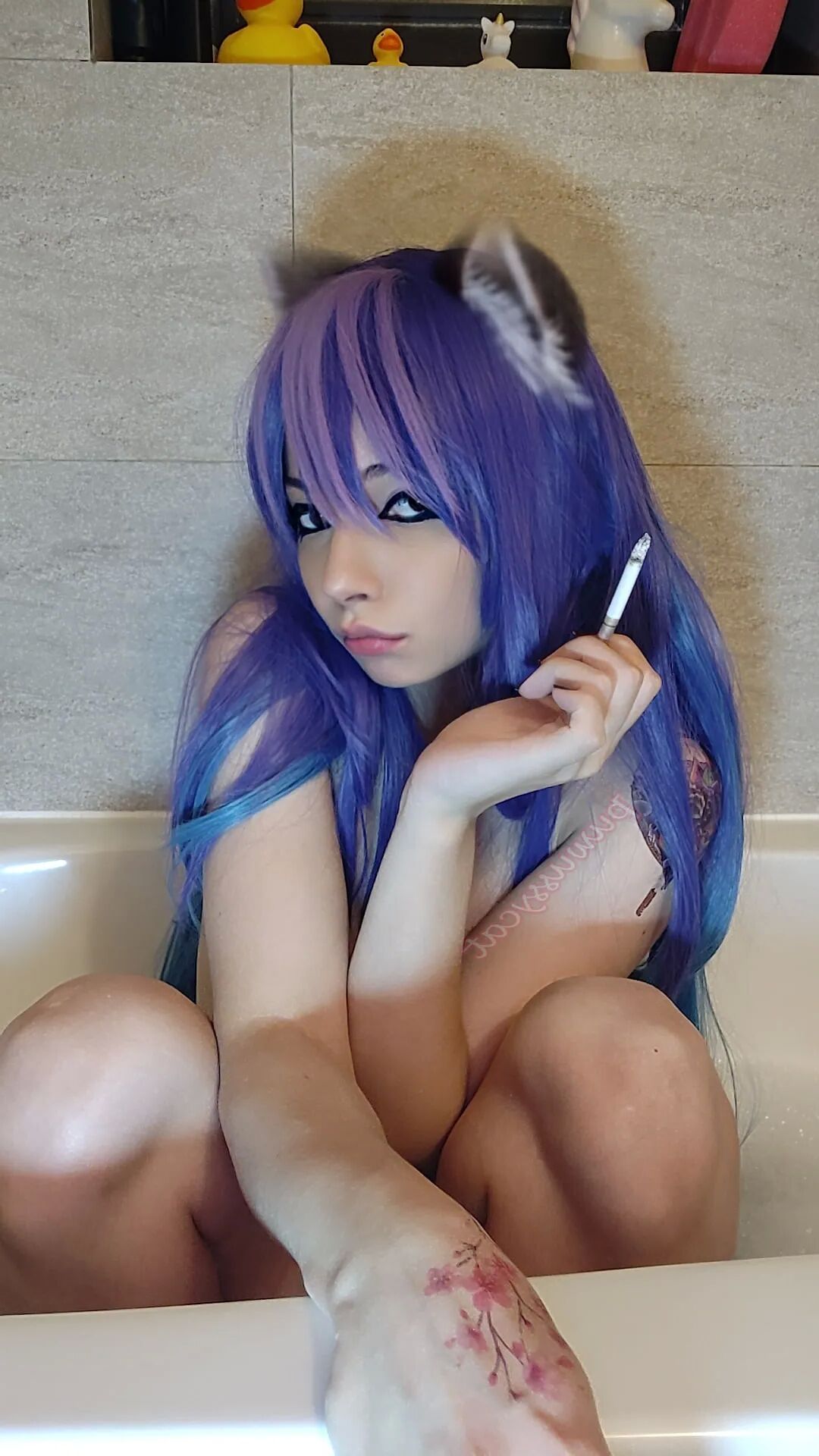 Egirl smoking in bathtub - 11 Pics