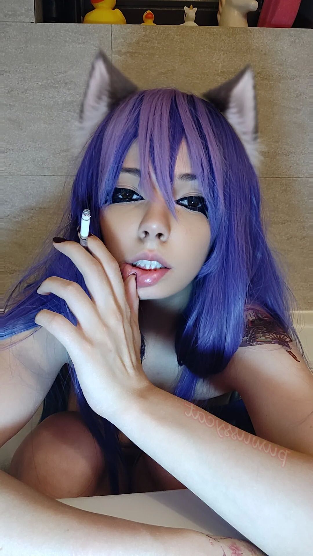 Egirl smoking in bathtub - 11 Pics