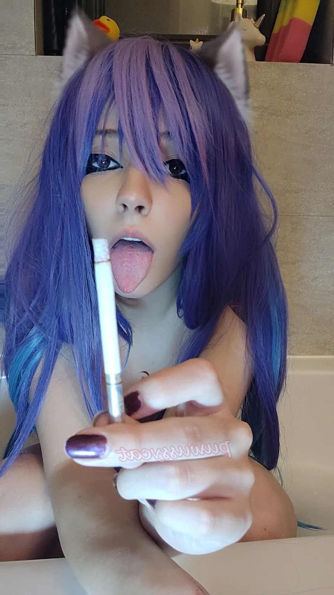 Egirl smoking in bathtub - 11 Pics