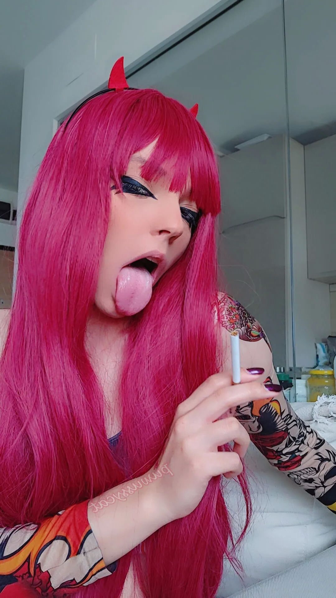 Goth Metal Girl Smoking - 11 Pics
