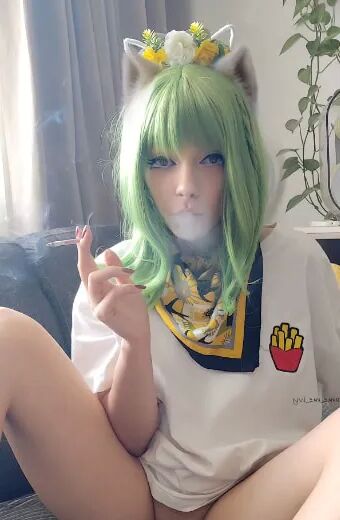 Gamer Girl smoking cig with no panties - 5 Pics