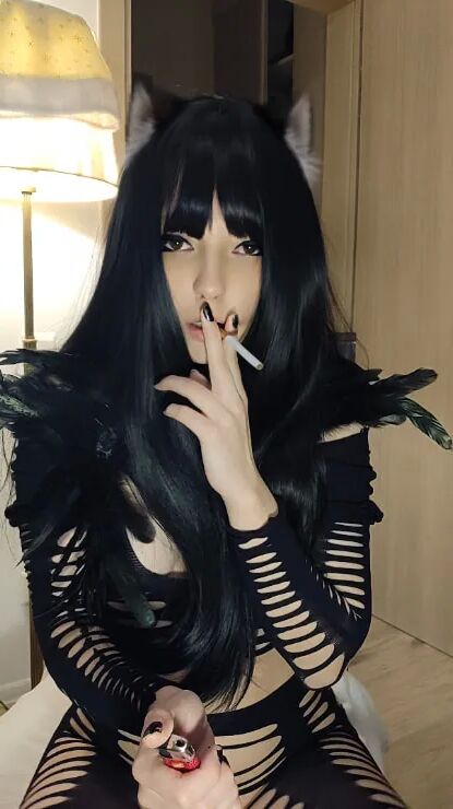 Goth puwussycat smoking - 11 Pics