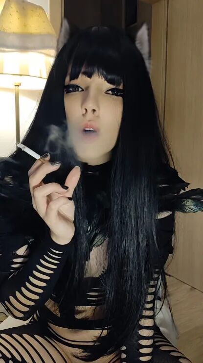 Goth puwussycat smoking - 11 Pics