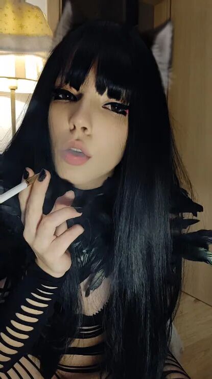 Goth puwussycat smoking - 11 Pics
