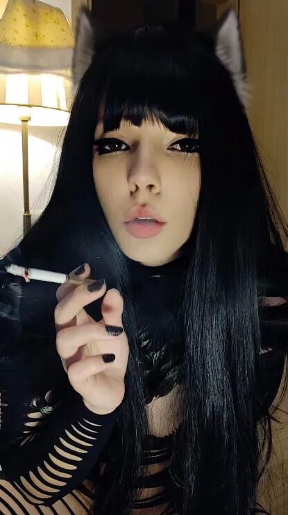 Goth puwussycat smoking - 11 Pics