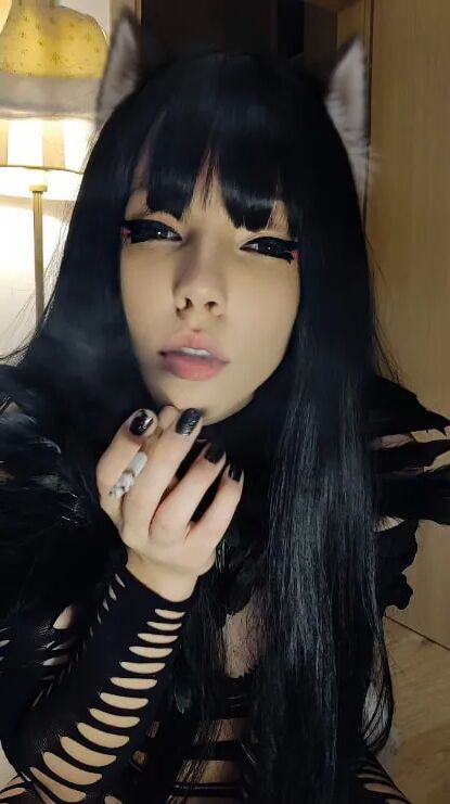 Goth puwussycat smoking - 11 Pics