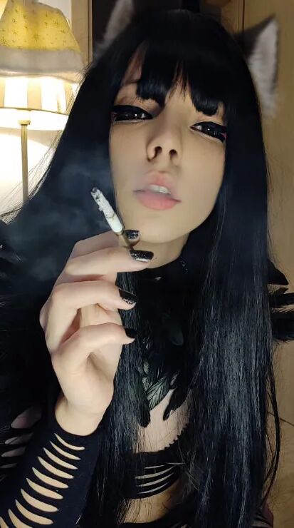Goth puwussycat smoking - 11 Pics